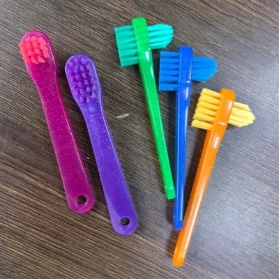 Escova para limpeza de dentes falsos